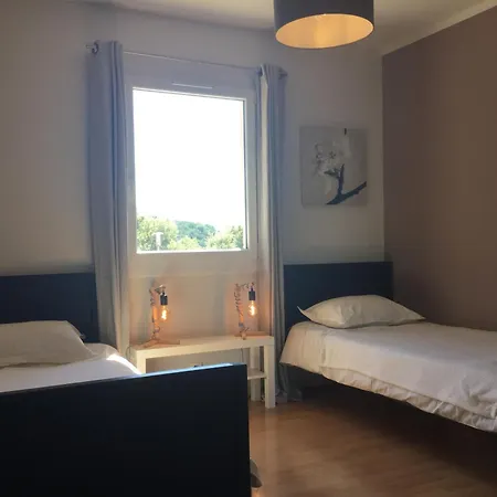 Pleasant Part Of House With Pool To Share In Vaucluse, 4/6 People Holiday home *