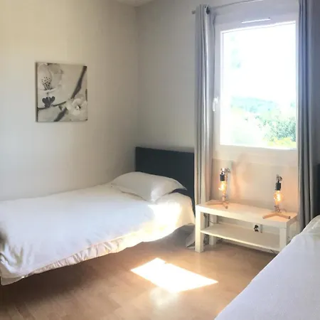 Pleasant Part Of House With Pool To Share In Vaucluse, 4/6 People Holiday home