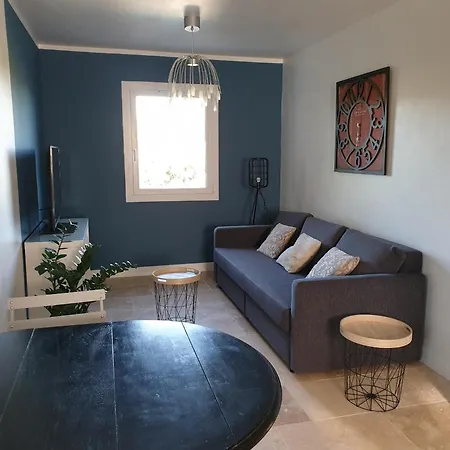 Pleasant Part Of House With Pool To Share In Vaucluse, 4/6 People