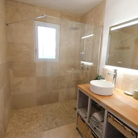 Pleasant Part Of House With Pool To Share In Vaucluse, 4/6 People