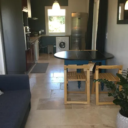 Pleasant Part Of House With Pool To Share In Vaucluse, 4/6 People Holiday home